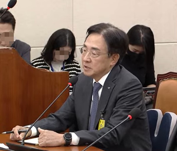 홍원식 하이투자증권 대표가 11일 정무위원회 국정감사에서 대답하고 있다. 사진=인터넷의사중계시스템