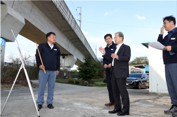 김한영 국가철도공단 이사장(오른쪽 두 번째)이 11일 익산시 관내 철도소음 발생현황을 확인하고 있다. 출처=국가철도공단