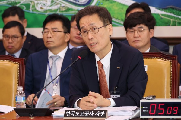 함진규 한국도로공사 사장이 12일 국회 국토교통위원회 국정감사에서 답변을 하고 있다. 사진=연합뉴스