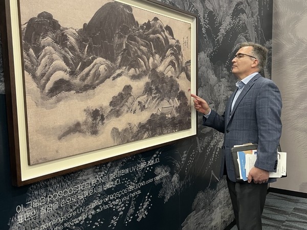 관람객이 포스아트로 제작된 한국화를 만져보고 있다. 사진=포스코스틸리온