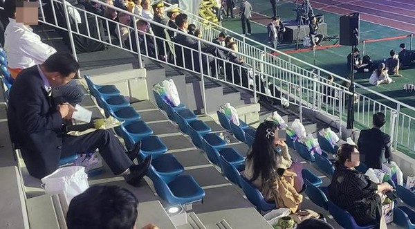 전남도의회 의원들이 13일 오후 전남 목포시 목포종합경기장에서 열린 전국체전 개막식에서 윤석열 대통령이 기념사를 하기도 전에 대거 떠나 좌석이 텅텅 비어 있다. /연합뉴스