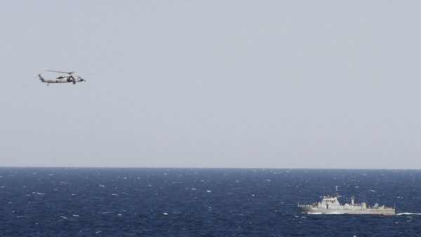 항공모함이 호르무즈 해협을 통과하는 모습. 출처=RT