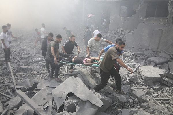 팔레스타인인들이 12일(현지시간) 이스라엘의 공습으로 폐허가 된 가자지구 남부 라파 난민촌에서 부상자를 대피시키고 있다. 사진=연합뉴스