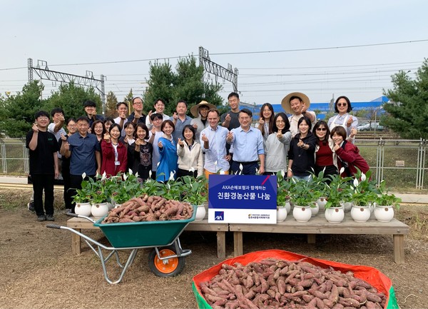 기욤 미라보 악사손보 대표이사(첫 번째 줄 가운데)와 악사손보 임직원들이 친환경 농산물 나눔 활동에서 기념 촬영을 하고 있다. 출처=AXA손해보험