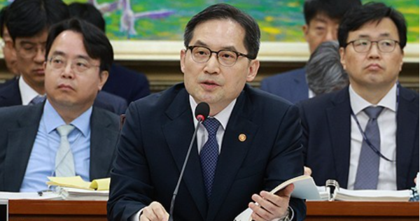 한기정 공정거래위원장이 16일 국회에서 열린 정무위원회 국정감사에서 의원 질의에 답변하고 있다.출처=연합뉴스