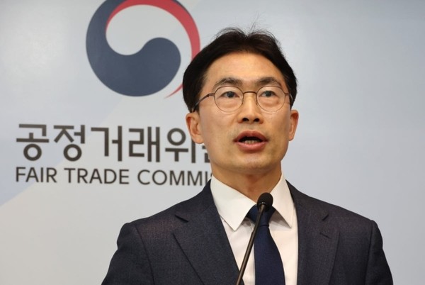 정창욱 공정거래위원회 카르텔조사국장이 18일 오전 세종시 정부세종청사에서 침대 스프링 등 각종 강선류 제품을 제조 판매하는 10개 제강사의 철강선 가격 담합에 시정명령과 과징금 약 548억 원을 부과하고 6개 제강사를 검찰에 고발하기로 결정했다며 세부 내용을 설명하고 있다. 사진=연합뉴스