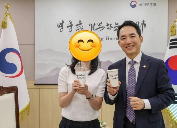 박민식 국가보훈부 장관이 육군 장병의 음료에 감사 메시지를 써 화제가 된 20대 여성 하지호씨를 집무실로 초대해 함께 사진을 찍었다. 박민식 장관 페이스북 캡처