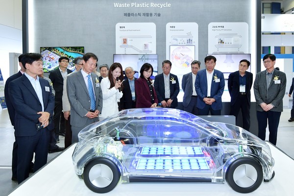 19일 대전 유성구 대전컨벤션센터에서 열린 ‘대덕특구 50주년 기념 기술사업화 박람회 및 우수성과 전시회’ SK이노베이션 전시관에서 이성준 SK이노베이션 환경과학기술원장(오른쪽)과 강병삼 연구개발특구진흥재단 이사장(왼쪽) 등 내빈이 SK엔무브의 전기차 윤활유 기술에 관한 설명을 듣고 있다. 출처=SK이노베이션