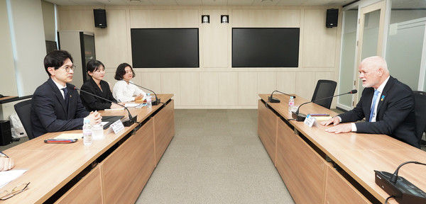 UN사무총장 해양특사와 면담하는 박성훈 해수부 차관. 사진=해양수산부