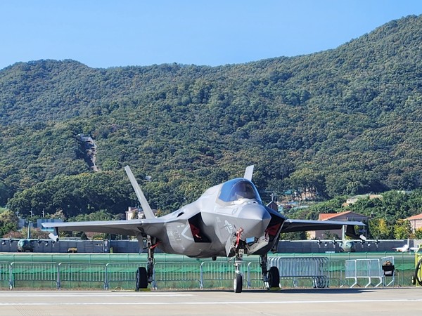미 해병대에서 운용하는 최신예 스텔스기 F35B. 서울 ADEX 2023에서 국내 최초 공개됐다. 사진=박상준
