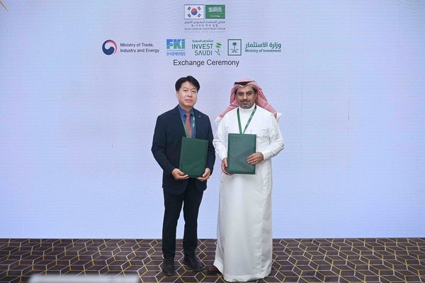 한전 이현찬 신성장&해외사업본부장(왼쪽)과 아람코 왈리드 알사이프 부사장(오른쪽)이 청정암모니아 국내 도입을 위한 사업참여 의향서 체결 후 기념촬영. 출처=한국전력