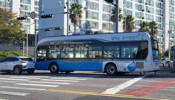 23일 전국에서 처음으로 운행을 시작한 그린수소 연료 버스 1대가 제주시내 도로를 운행하고 있다. 사진=연합뉴스