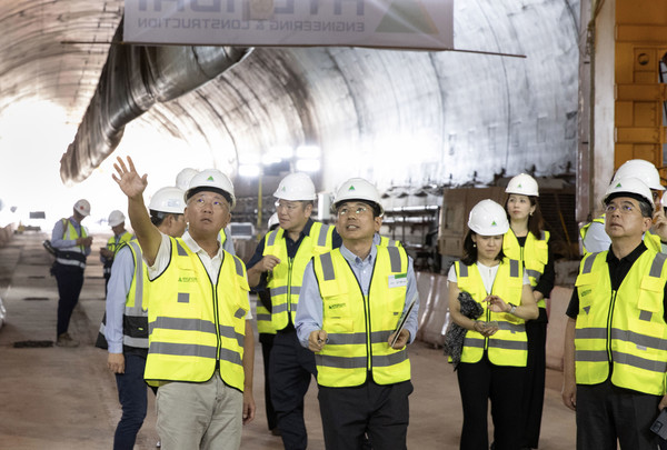 현대차그룹이 정주영 선대회장의 중동신화 재현에 나서고 있다. 사진은 건설현장을 둘러보는 정의선 현대차그룹 회장의 모습. 사진=현대차그룹