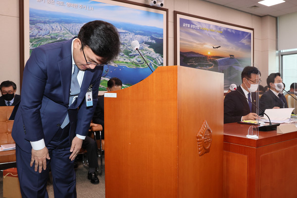 나희승 코레일 사장이 지난해 말 국회에서 열린 국토교통위원회 전체회의에서 현안보고를 마친 뒤 탈선 사고와 작업자 사망사고가 이어진 데 대해 사과하고 있다. 사진=연합뉴스