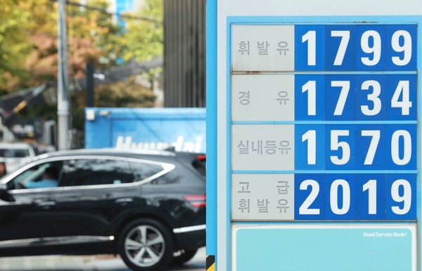국제유가가 24일(현지시간) 2% 넘게 떨어지며 3거래일 연속 하락했다. 사진은 서울 시내 한 주유소에 게시된 유가정보. 사진=연합뉴