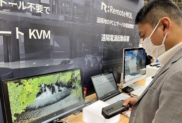일본 최대 IT 전시회 ‘재팬 IT 위크’에서 관람객이 원격제어 하드웨어 '리모트뷰박스'를 관심있게 살펴보고 있다. 사진=알서포트
