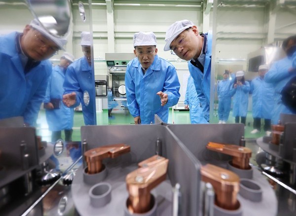 10월 3일 수출중소기업 현장 방문에 나선 추경호 경제부총리 겸 기획재정부 장관(왼쪽)이 서울 금천구 고려기연을 찾아 이원태 대표의 설명을 들으며 제품들을 살펴보고 있다. 사진=연합뉴스