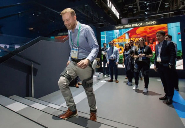 삼성전자가 CES 2019에서 선보인 웨어러블 보행보조 로봇 젬스 힙. 사진=삼성전자