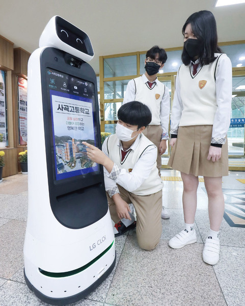 학교의 디지털 교육 현장에 투입된 LG 클로이 로봇. 사진=LG