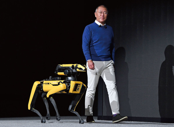 현대차그룹 정의선 회장이 로보틱스 비전 발표를 위해 로봇개 스팟과 함께 무대위로 등장하는 모습. 현대차그룹