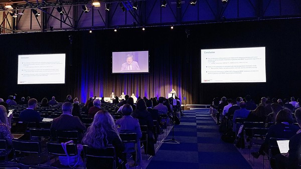 서울아산병원 암병원장 김태원 교수가 10월 23일(현지시각) 스페인 마드리드에서 열린 유럽종양학회(ESMO Congress 2023)에서 HM-RAFI-103 연구 결과를 구연으로 발표하고 있다. 사진=한미약품