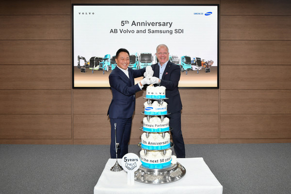 최윤호 삼성SDI 대표이사 사장(왼쪽) 마틴 룬스테드 볼보그룹 회장 겸 CEO가 삼성SDI 천안사업장에서 전략적 업무협약 체결 5주년을 기념하고 있다. 출처=삼성SDI