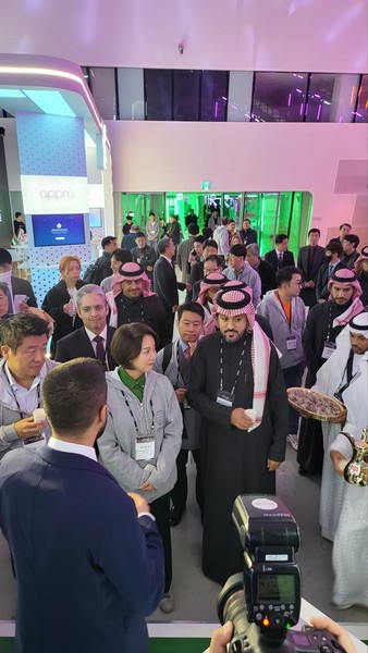 이영 장관이 사우디아라비아 부스를 돌아보고 있다. 사진=최진홍 기자