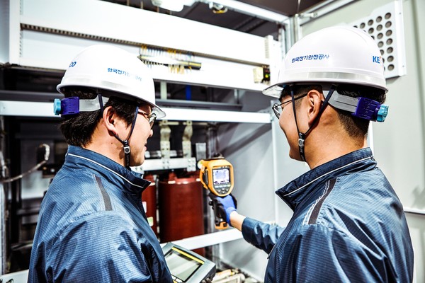 한국전기안전공사 직원들이 전기설비 안전점검 업무를 수행하고 있다. 출처=전기안전공사