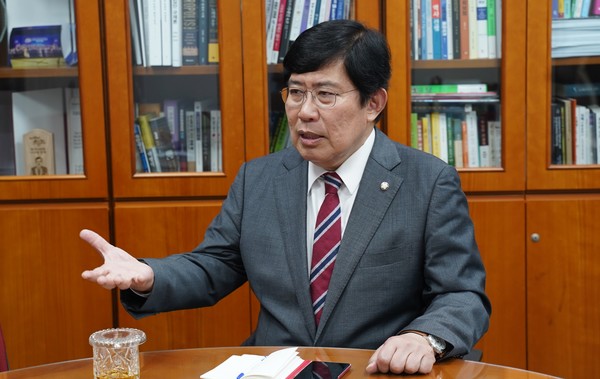 윤창현 국민의힘 의원이 지난 6일 서울 여의도 국회 의원회관 의원실에서 기자의 질문에 답변하고 있다. 사진=윤주혜 기자