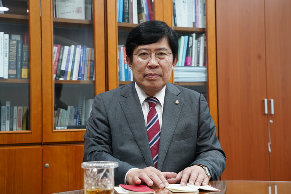 윤창현 국민의힘 의원은 “비례대표는 정책이 가장 중요한 의제로 특정 분야에 집중해 입법 활동을 한다면, 지역구 의원은 지역 민심을 가장 중요하게 생각하고 지역 주민의 바람을 해결하는 해결사적 역할을 해야한다는 점에서 다르다고 생각한다”라고 말했다. 사진=강예슬 기자