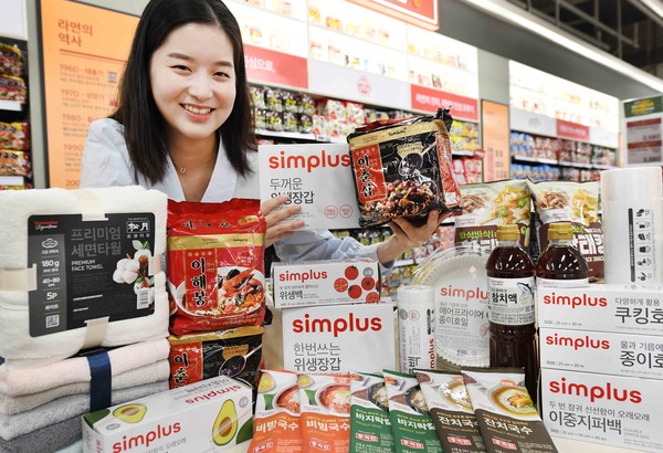 모델이 14일 서울 등촌동 ‘홈플러스 메가푸드마켓’ 강서점에서 가성비 높은 ‘PB상품’을 소개하고 있다. 사진=홈플러스