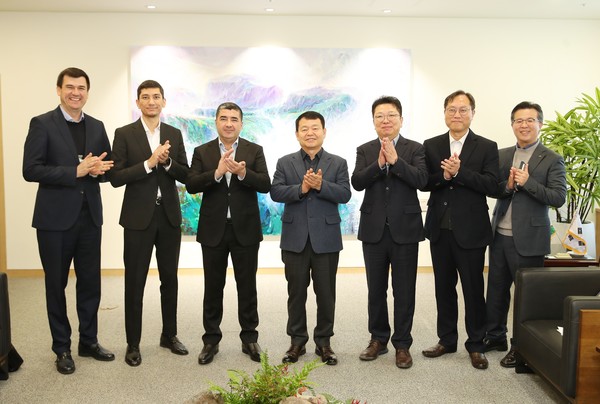 윤석대 사장(사진 중앙)은 14일 대전 본사를 방문한 Dilshod Azimov 우즈베키스탄 상하수도공사 사장(왼쪽 세번째) 일행 등과 기념촬영을 하고 있다. 출처=한국수자원공사