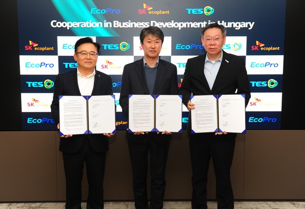 송호준 에코프로 대표(가운데)와 박경일 SK에코플랜트 사장(왼쪽), 테렌스 응(Terence Ng) 테스 회장이 16일 ‘헝가리 배터리 재활용 사업 협력’을 위한 업무협약을 맺었다. 출처=에코프로