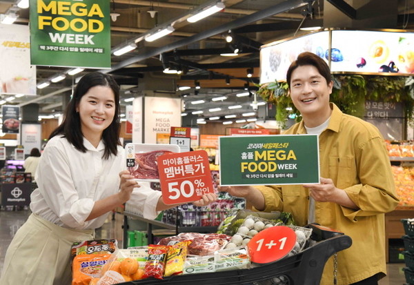 모델들이 15일 서울 등촌동 ‘홈플러스 메가푸드마켓’ 강서점에서 ‘홈플 메가푸드위크’ 2주차 행사를 소개하고 있다. 사진=홈플러스