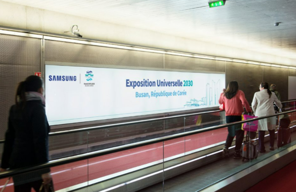 ​사진= LG프랑스 사를드골 공항에 설치된 삼성전자의 부산엑스포 홍보 광고판. 사진= 삼성전자