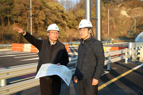 김형렬 행복청장(오른쪽)이  21일 개통이 임박한 행복도시 5생활권 외곽순환도로 현장을 찾아 현황을 점검하고 있다. 출처=행복청