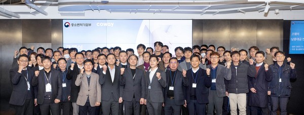 지난 21일 서울 구로구 지타워 코웨이 본사에서 열린 ‘코웨이 협력사 납품대금 연동제 로드쇼’에 참석한 김기배 코웨이 구매실장(첫째 줄 왼쪽 다섯 번째)과 협력사 관계자들이 기념사진을 촬영하고 있다. 사진=코웨이