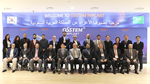 오스템임플란트 엄태관 대표이사(앞줄 좌측에서 다섯 번째)가 사우디아라비아 치과의사들과 기념사진을 촬영하고 있다. 사진=오스템임플란트