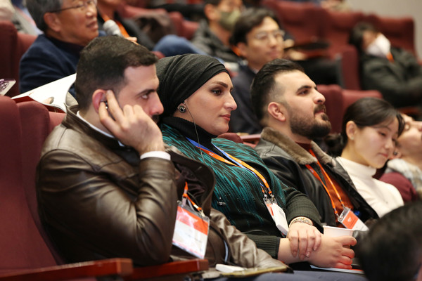 이라크 치과의사들이 지난 19일 오스템임플란트 본사 대강당에서 열린 '오스템미팅서울' 강연을 듣고 있다. 사진=오스템임플란트