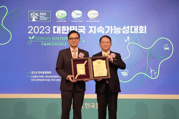 24일 서울 중구 소재 롯데호텔에서 열린 ‘2023 대한민국 지속가능성대회’에서 강정훈 DGB금융지주 ESG전략경영연구소장(왼쪽)과 강명수 한국표준협회 회장(오른쪽)이 기념촬영을 하고 있다. 출처=DGB금융그룹