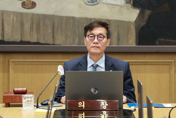 이창용 한국은행 총재가 서울 중구 한국은행에서 열린 금융통화위원회 본회의에서 의사봉을 두드리고 있다. 출처=한국은행