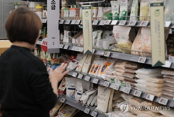 서울 시내 대형마트에 천일염, 소금 판매대 모습. 사진=연합뉴스