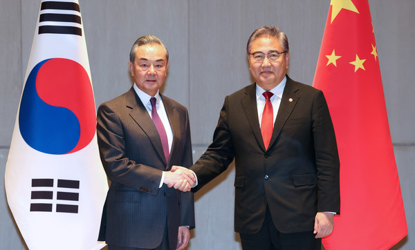26일 오전 부산 해운대구 시그니엘 부산에서 열린 한중 외교장관 양자회담에서 박진 외교부장관이 왕이 중국 공산당 중앙정치국 위원 겸 외교부장과 악수하고 있다. 사진=연합뉴스/공동취재단
