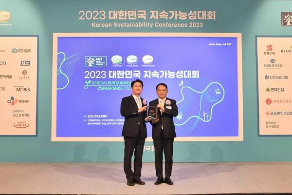 삼성서울병원 이형배 행정부원장(왼쪽)이 지난 24일 서울 소공동 롯데홀텔에서 열린 '2023 대한민국 지속가능성 대회'에서 종합병원 최초로 '대한민국 지속가능성지수'와 '지속가능성보고서상' 2개 부문을 수상해 기념 촬영을 하고 있다. 사진=삼성서울병원