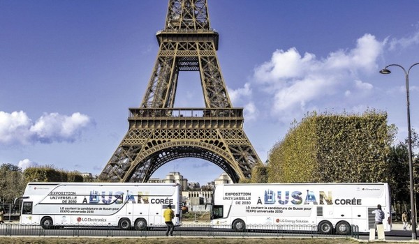 LG가 운영하는 '2030 부산엑스포' 홍보 버스 2대가 프랑스 파리 에펠탑 앞을 지나는 모습. 사진=LG