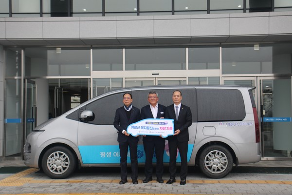 신협사회공헌재단이 27일 예천군노인복지관에 어부바 차량을 기증했다. 출처=신협