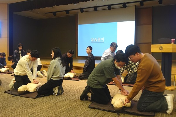 지난 27일 용두동 동아제약 본사에서 진행된 중대재해 대응 모의훈련에서 임직원들이 안전교육을 받고 있다. 사진=동아제약