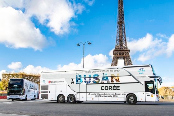 LG전자가 오는 29일까지 국제박람회기구 총회가 열리는 파리에서 부산 엑스포 유치 홍보를 위한 ‘LG 래핑 버스’를 운행한다고 26일 밝혔다. 사진=LG전자
