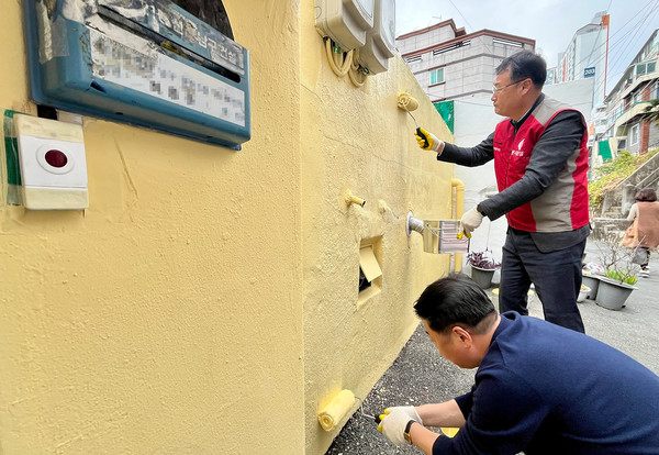 윤수준 롯데건설 영남지사장(위), 오은택 남구청장(아래)과 관계자들이 함께 외벽 도장 보수를 하고 있다. 사진=롯데건설