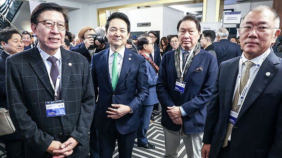 28일 오후(현지시간) 프랑스 파리 외곽 팔레 데 콩그레에서 열린 제173차 국제박람회기구(BIE) 총회에서 박형준 부산시장(왼쪽부터), 장성민 대통령실 미래전략기획관, 최태원 대한상의 회장, 정의선 현대차그룹회장이 입장을 기다리고 있다. 연합뉴스